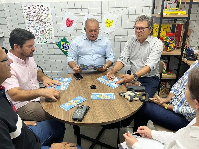 Escola da Agrovila Campo Comprido, em Patos, recebe diretor do INSA/MCTI para viabilizar projeto SARA