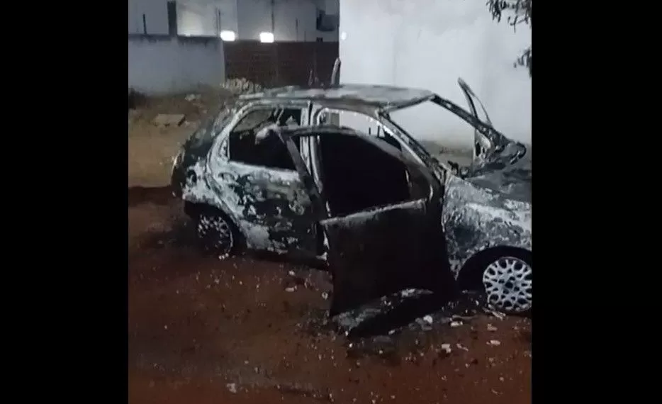 Família consegue sair a tempo de dentro de carro que incendiou na cidade de Patos – Veja vídeo!