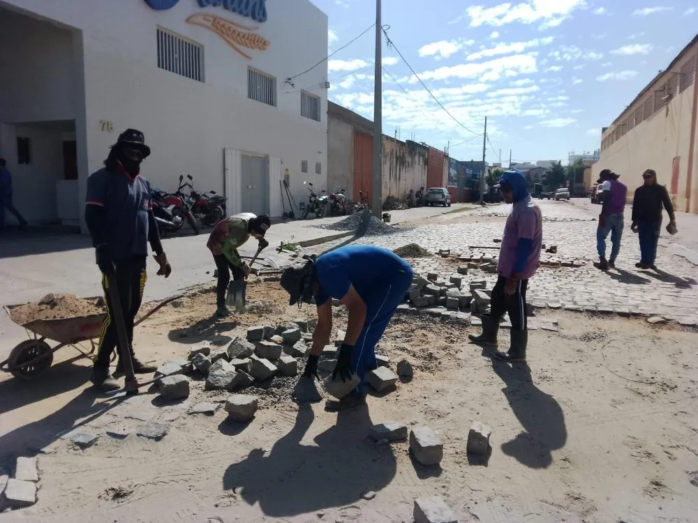 SEINFRA realiza serviços de manutenção e melhorias em diversos bairros de Patos