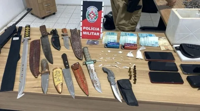 Polícia Militar estoura boca de fumo em Pombal e apreende drogas, armas e dinheiro