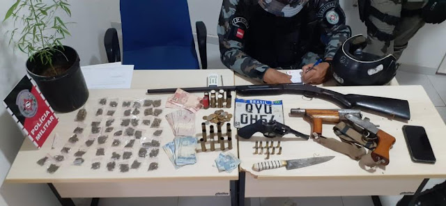 POLÍCIA MILITAR DA CUMPRIMENTO A MANDADO DE PRISÃO, APEENDE ARMAS, DROGAS E RECUPERA MOTOCICLETA ROUBADA EM PRINCESA ISABEL