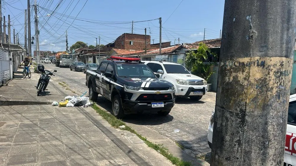 Homem morre e outro é baleado durante ataque a tiros dentro de casa, em João Pessoa