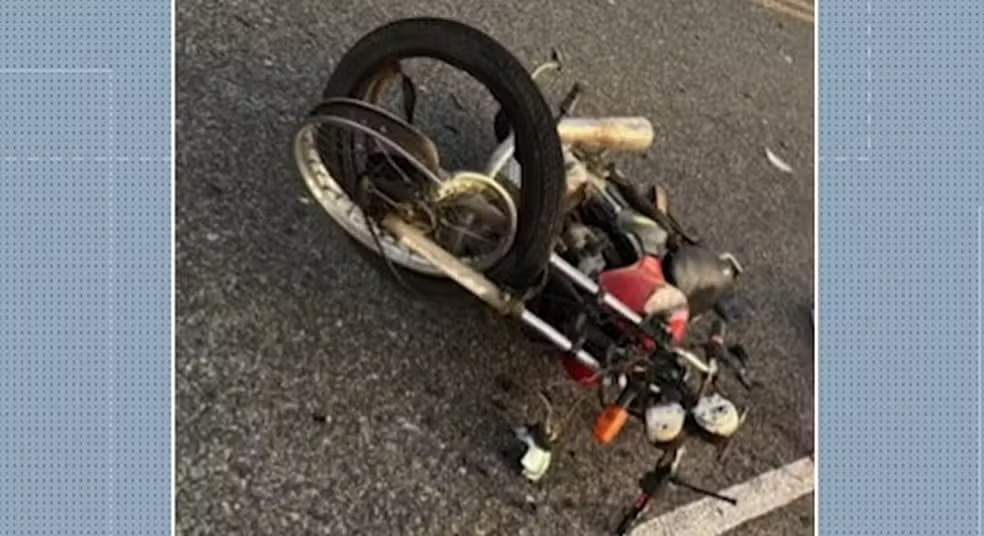 Motociclista morre após bater em carro que transportava pacientes, na PB-386, no Sertão