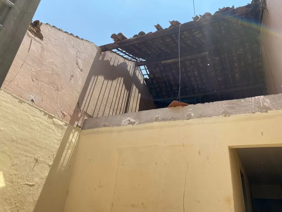 Em Patos, amigos e familiares fazem campanha solidária após teto de casa de idosa desabar 