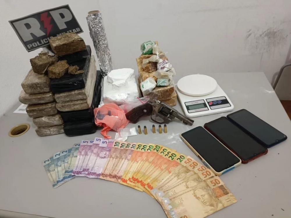 Polícia Militar prende homens por tráfico de drogas e apreende arma de fogo, em Patos