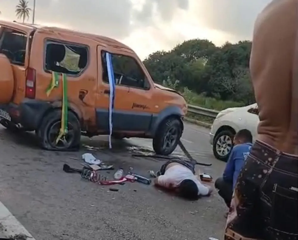 Motorista é lançado de carro em capotamento grave na manhã deste domingo (21)