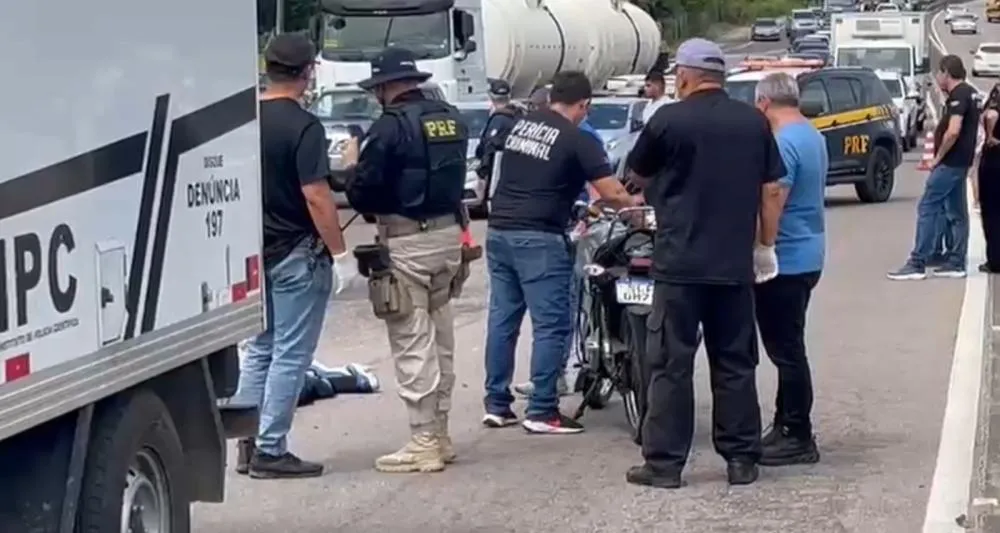 Motociclista de aplicativo morre em acidente brutal na BR entre João Pessoa e Bayeux; caminhoneiro foge sem prestar socorro
