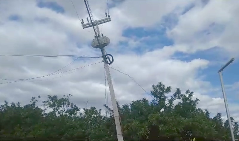 Vídeo: Poste de sustentação de cabeamento elétrico apresenta inclinação perigosa em Patos