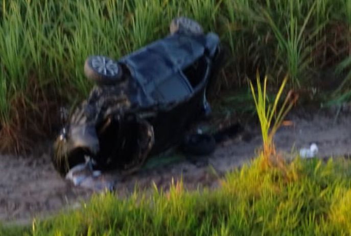 Carro capota e fica completamente destruído na BR-230