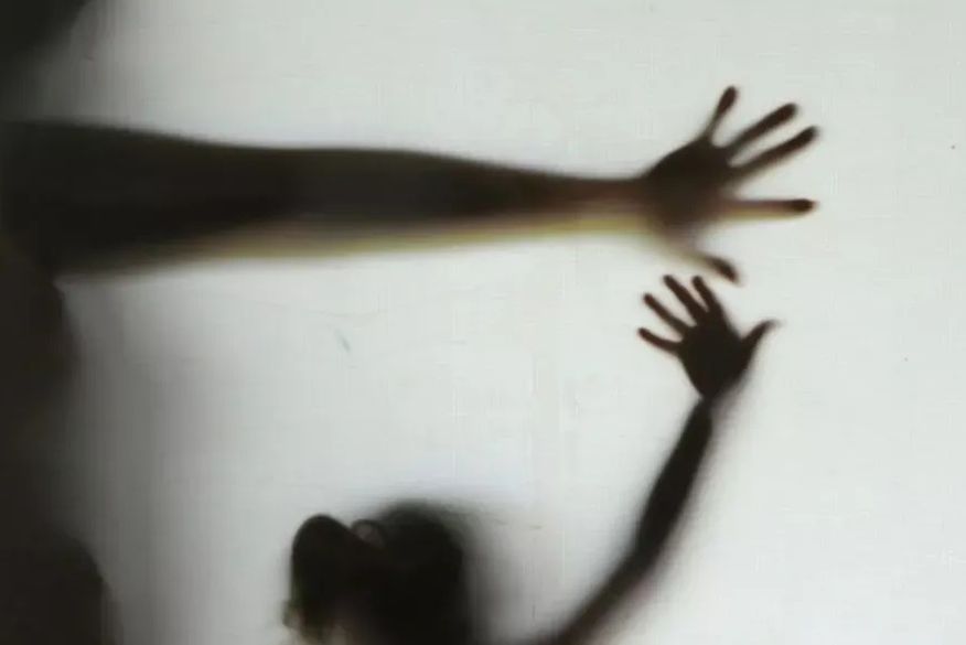 Pai e irmãos são presos suspeitos de estuprar meninas de 7 e 3 anos de idade, na PB