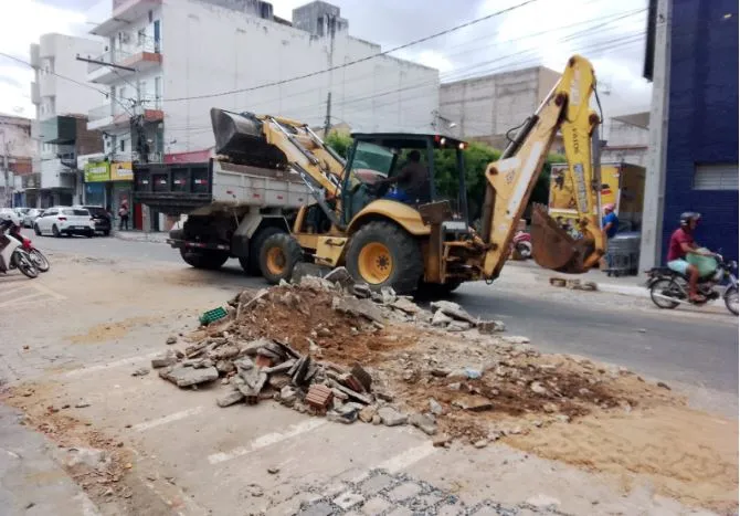 Serviços da SEINFRA beneficiam ruas, cemitérios e comunidade das Placas nesta sexta-feira