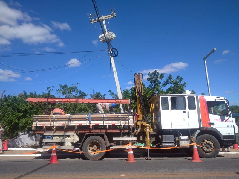Poste que estava em risco no bairro da Brasília começa ser substituído nesta tarde
