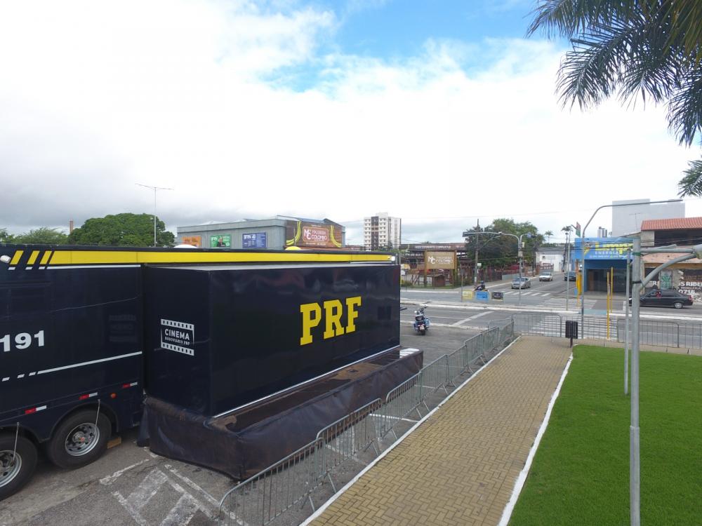 Caminhão da PRF com sala de cinema iniciou sessões ao público de Campina Grande nessa semana