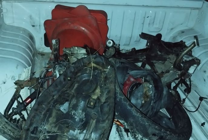 Homem fica ferido e moto destruída após colisão com ônibus na Paraíba