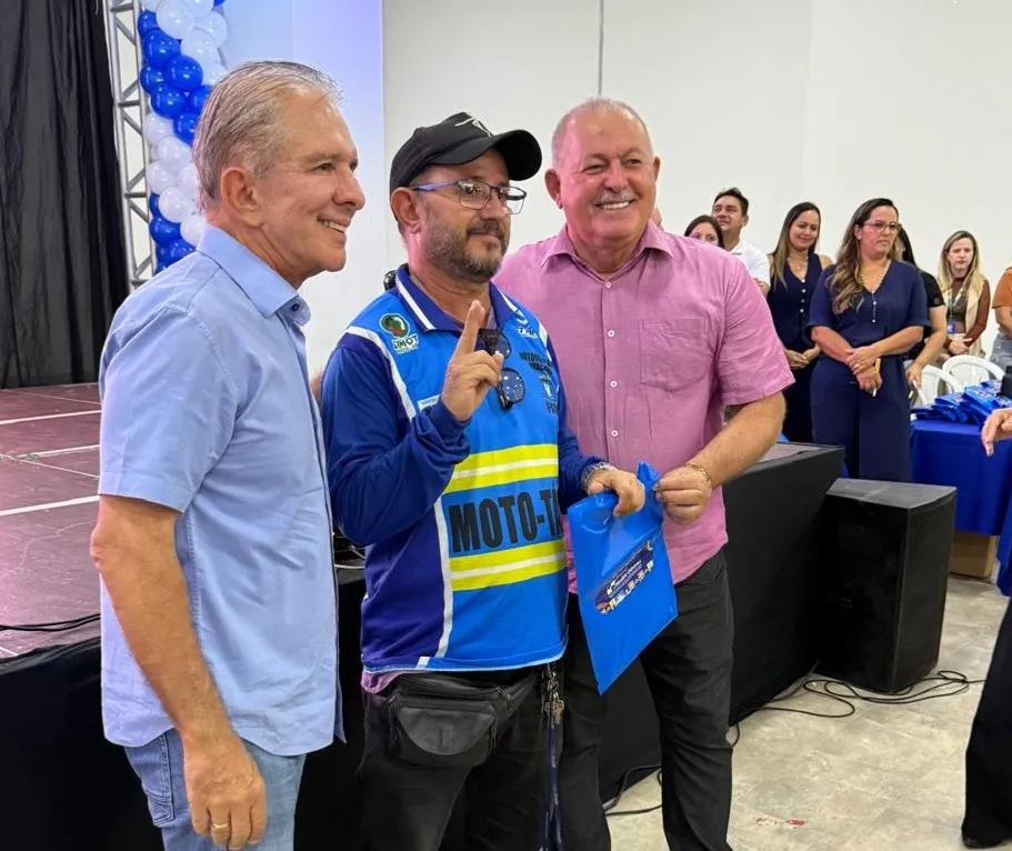 Prefeitura de Patos entrega óculos a mototaxistas e taxistas por meio do projeto Novos Olhares