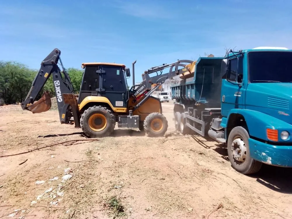 Prefeitura de Patos realiza ações de limpeza, calçamento e manutenção em diversos bairros