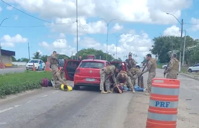 Polícia prende dois homens suspeitos de assalto à banco em Sobrado, na Paraíba