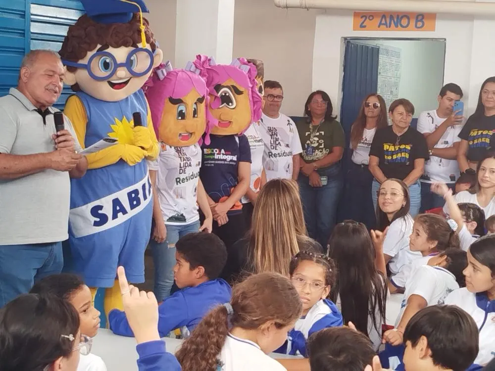 Mascote Sabix anima alunos da Escola Antônio Guedes para avaliações externas em Patos