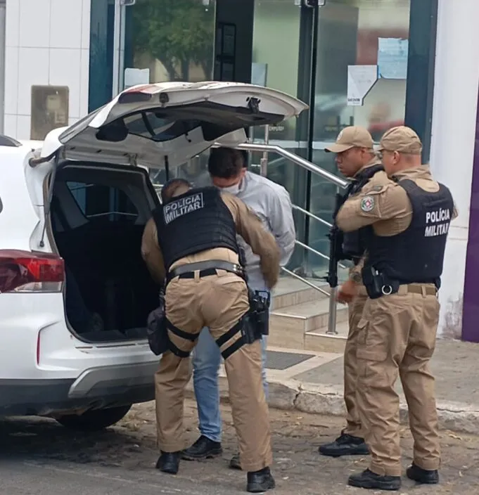 Ação criminosa é frustrada pela PM após tentativa de assalto a agência do Sicoob, em Taperoá.