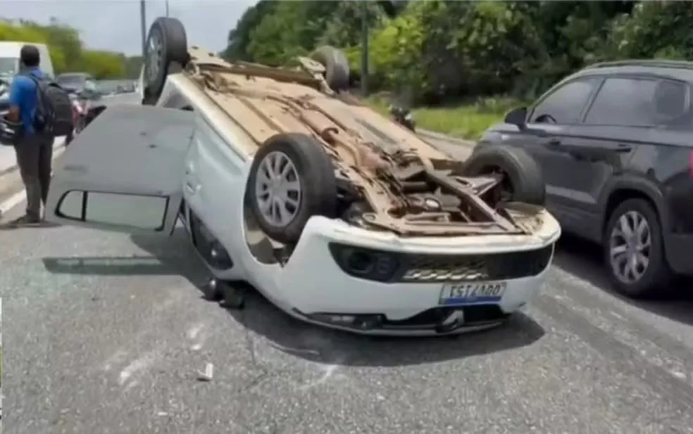 Carro que transportava pacientes do Hospital Laureano capota na BR-230, em João Pessoa