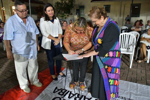 Projeto Renda-se: assinatura de convênio disponibiliza oficinas para artesãs 