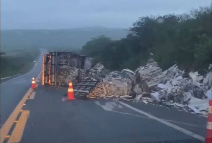 Caminhão tomba e deixa rastro de destruição em rodovia na Paraíba