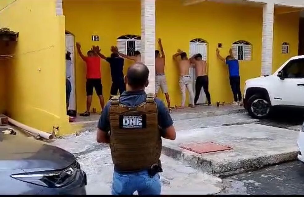 Com auxílio de cães farejadores, Polícia Civil prende dois suspeitos e apreende drogas e cartões utilizados para aplicar golpes, em Patos.