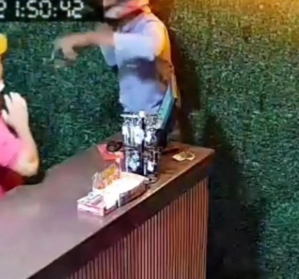 Homem armado de faca tenta assaltar pastelaria entra em luta corporal com funcionária, na Paraíba