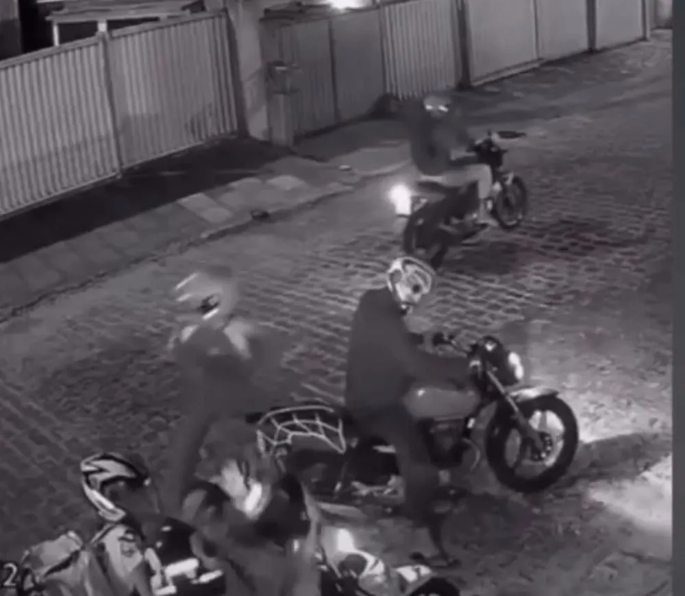 Casal é assaltado por grupo em motos enquanto fazia entrega