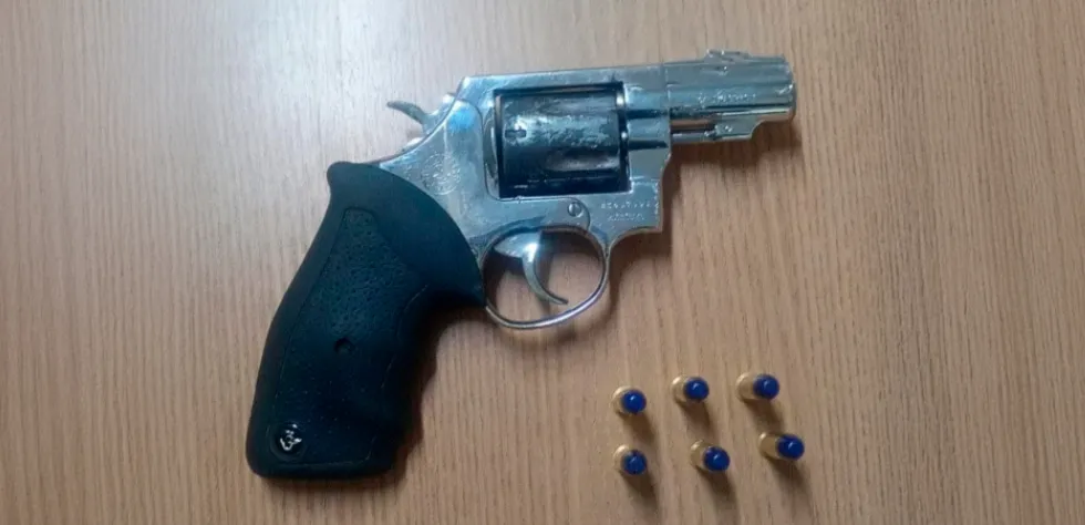 Homem é preso em flagrante após tentar fugir e arremessar arma para escapar da polícia, na Paraíba