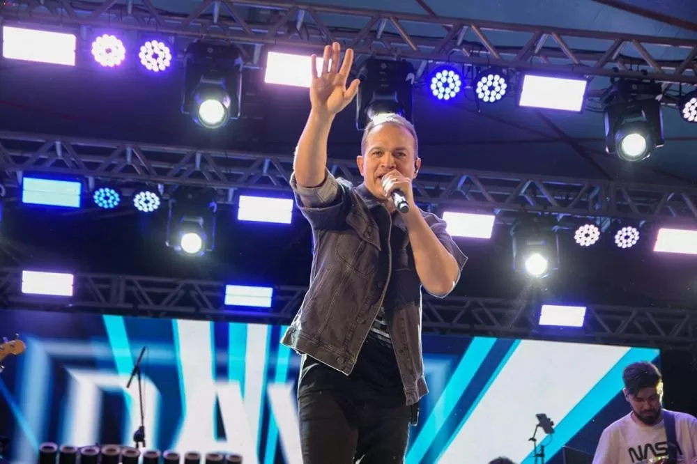 Davi Sacer canta grandes sucessos e atrai multidão na 3ª edição do Louva Sertão, em Patos