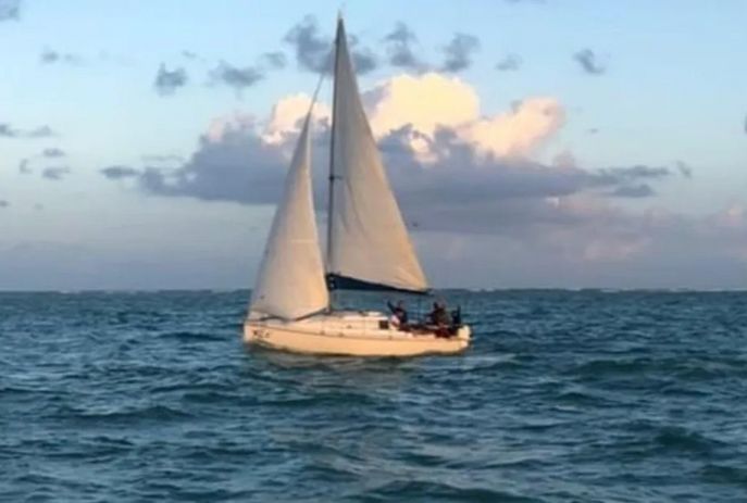 Paraibano é resgatado na Bahia após veleiro naufragar