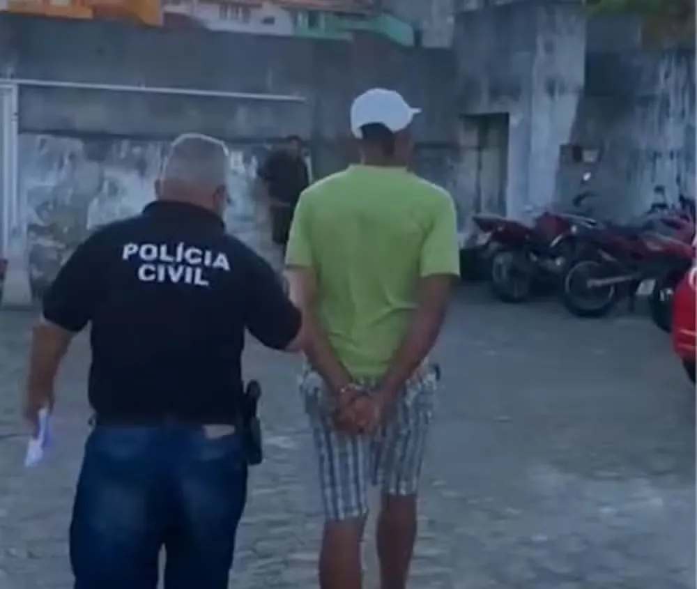 Homem é preso suspeito de arrombar delegacia e roubar espingarda, na Paraíba