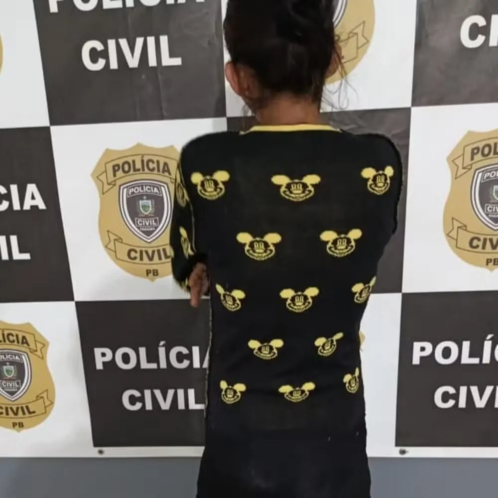 Mulher suspeita de explorar filhas para comprar drogas é processada pelo próprio filho