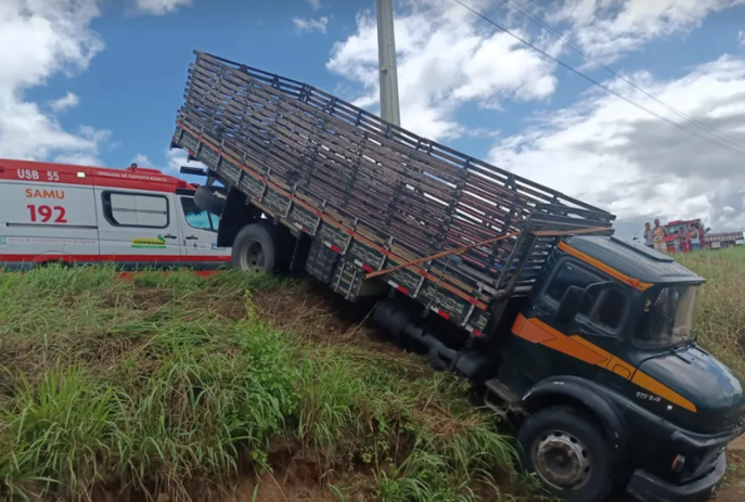 Segue grave menina atropelada por caminhão ao descer de ônibus escolar na PB