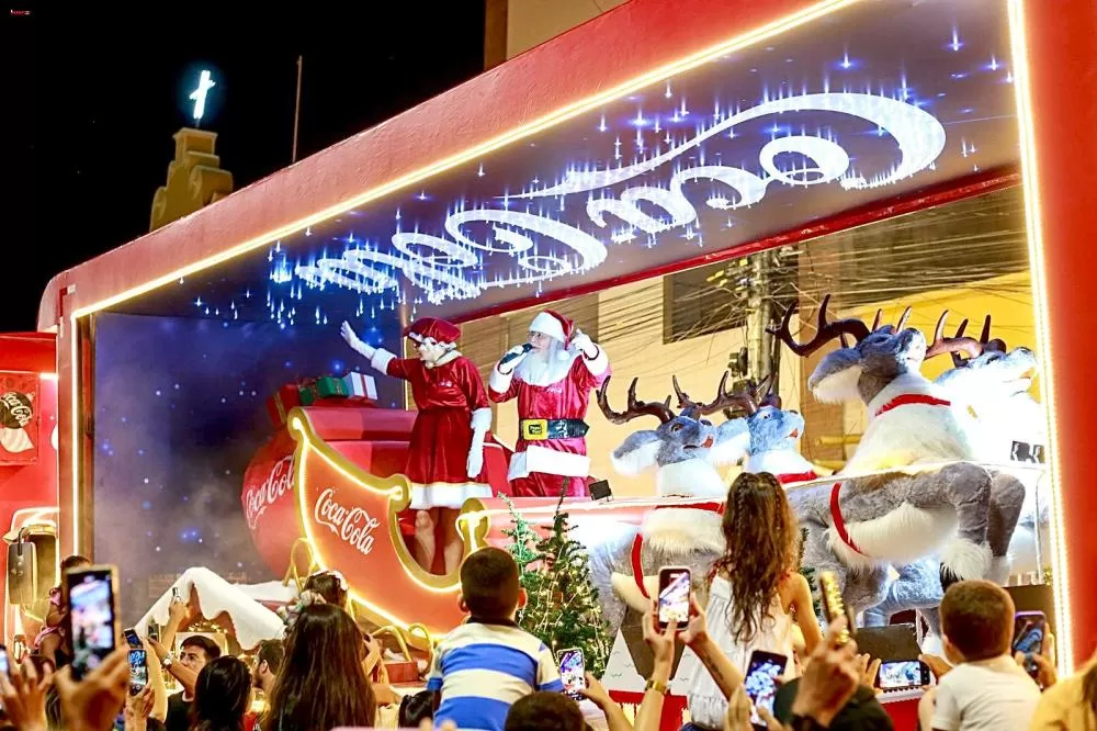 Caravana de Natal da Coca-Cola encanta e reúne famílias nas ruas de Patos