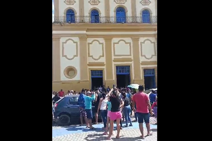 Vídeo: Mulher cai após se pendurar em fachada de igreja, na PB. ; homem tentou ajudar e amorteceu queda
