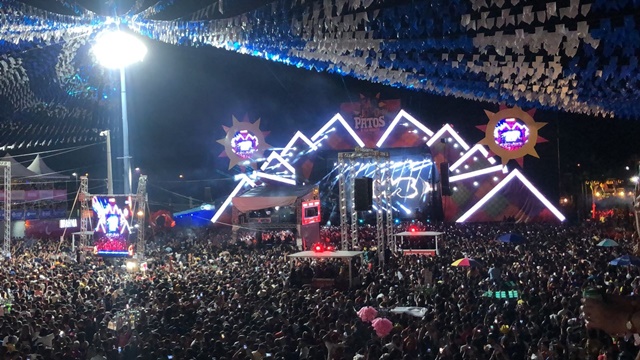 Com hits do momento Safadão, Iguinho e Lulinha, e Eric Land lotam Terreiro do Forró na 3ª noite do São João de Patos