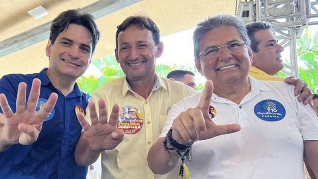 Adriano e Zé Pedro agradecem a João Azevêdo pela pavimentação asfáltica na cidade de Fagundes 