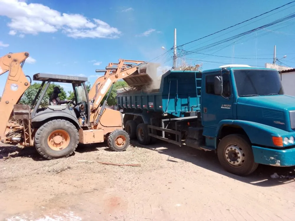 Seinfra realiza ações de manutenção, limpeza e implantação de sinalização em diversos pontos da cidade