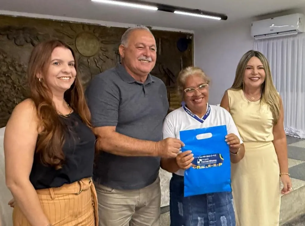 Prefeitura de Patos dá continuidade ao Projeto Novos Olhares e entrega óculos a alunos do EJA