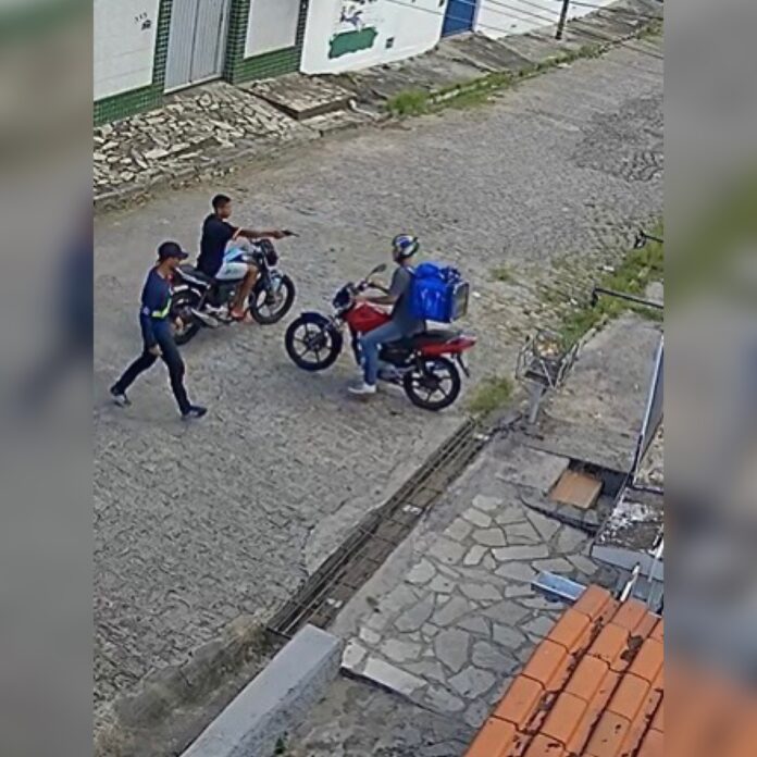Vídeo: Mostra momento exato que motoboy é assassinado a tiros