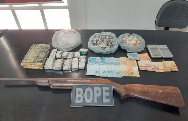 POLÍCIA MILITAR PRENDE DUPLA POR TRÁFICO DE ENTORPECENTES NA CIDADE DE PASSAGEM