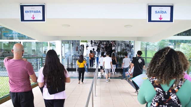 Reajustes das mensalidades deixam estudantes sem opção 