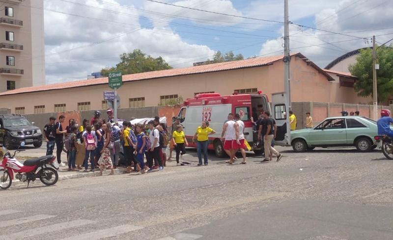 Adolescentes tem graves lesões e fraturas após provocar acidente entre carro e moto no centro de Patos
