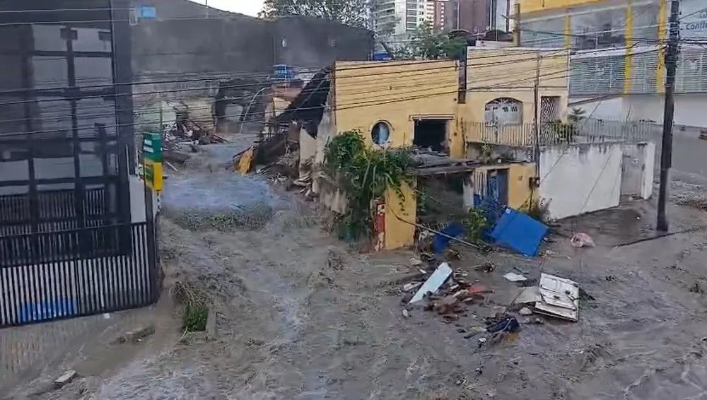Idosa morre após reservatório de água romper e derrubar várias casas, na Paraíba -VÍDEO