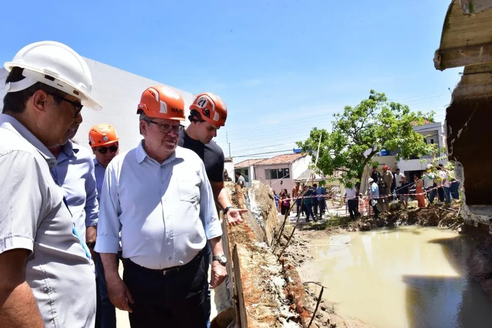 Governador determina investigação da causa de rompimento de reservatório em Campina Grande e garante reparação de prejuízos a moradores