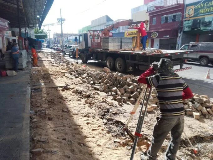 Seinfra executa ações de limpeza, manutenção elétrica e inicia nova calçada do Mercado Público de Patos