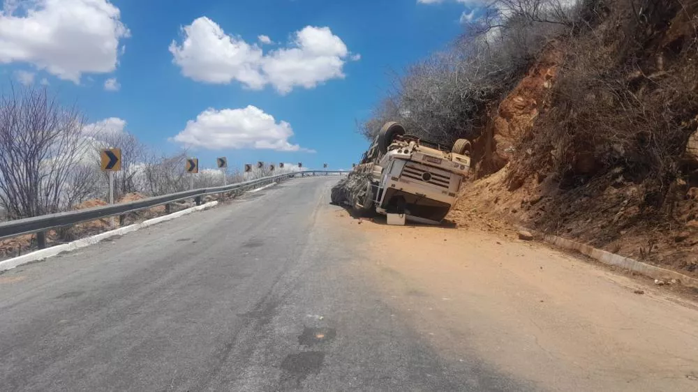 Caminhão carregado com ração tomba na Serra do Teixeira na manhã desta quarta-feira (12); motorista sai ileso
