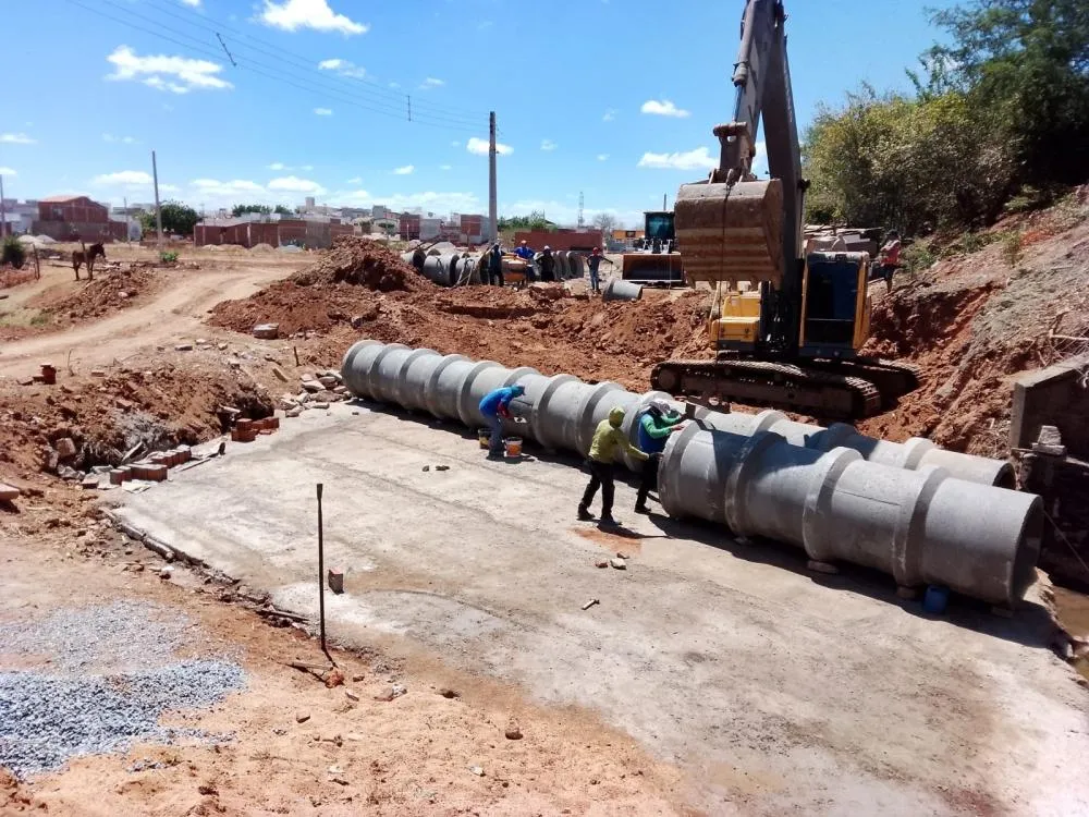 SEINFRA realiza ações de limpeza, drenagem, manutenção e iluminação em diversos bairros de Patos